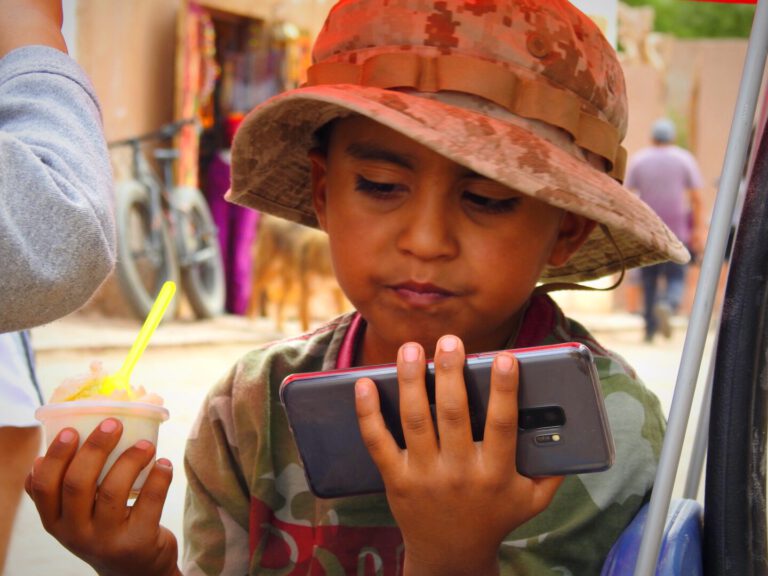 Chilleens jongetje met telefoon