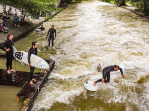 München - Duitsland | Reisgenieten. Iedere vakantie een wereldreis! Surfen in hartje München. Golfsurfen op de Eisbachwelle in de Englischer Garten