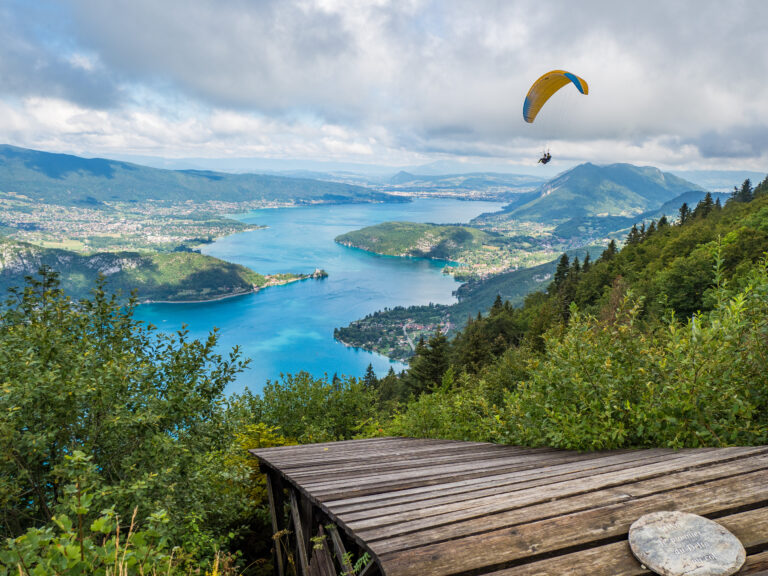 Viewpoint Annecy met paraglider